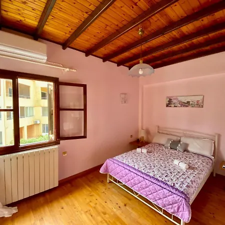 Apartment Montsenigos Garden House