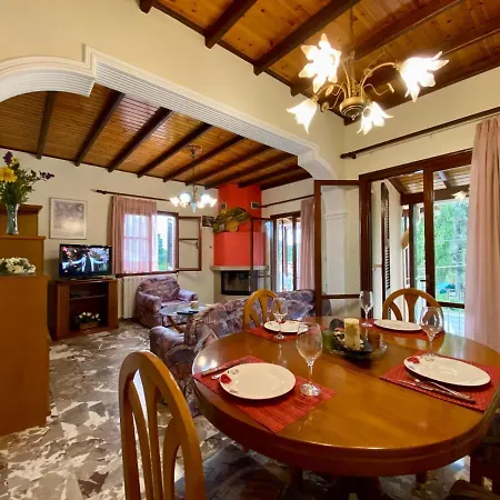 Montsenigos Garden House *