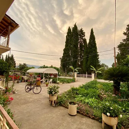 Apartment Montsenigos Garden House